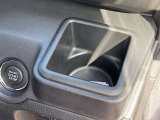 運転席ハンドルの右側にもドリンクホルダーがございます!お飲み物だけではなく、携帯電話なども置けますね♪