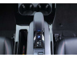 軽い力でシフトチェンジできる電子制御式シフトです。