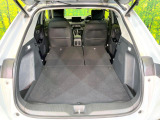 ラゲッジルームは、大容量のスペースを確保。普段のお買い物からレジャーまで、幅広く活躍してくれます!また、リアシートを倒すことでバリエーション豊かにお使いいただけます。