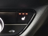 【シートヒーター】エアコンよりも暖かくなるのが早く、エンジンをかけるとあっという間にポカポカに♪エアコンと違い風が出るわけではないので乾燥に敏感な方でも安心して使用できますよ♪