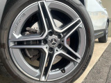 ●純正19インチアルミホイール:輸入車ならではの卓越した走りを支えるホイールと足回りです!日本車の走りに慣れている方にもぜひ体感して頂きたいほど、高いレベルでまとまっています!