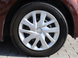 タイヤサイズは、155/65R14です。高品質でデザインにも優れている純正ホイールキャップが装備され、足元を引き締めます。