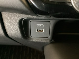 エアコン操作パネルの下に、スマートフォンなどの充電可能なUSB端子がついています。移動中に充電もできるので便利です。