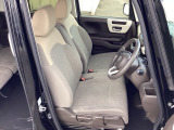 乗降がしやすい運転席。高さが調節できて小柄な方でも運転しやすいポジションをとることができます。