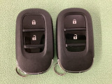 スマートキーを装備しています。鍵を差し込むことなくドアロックの開け閉めと、スタートボタン操作でのエンジンスタートができます。スペアキーも同じものを用意しております。