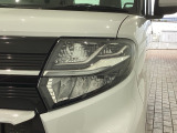 LEDヘッドライトは、点灯の瞬間から最大光量を発揮し、突然暗くなるトンネルなどでの安定感を高めます。