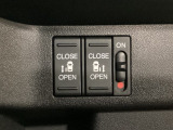 リアドアは乗り降りに便利な両側電動スライドドアです。また運転席に座っていながらスイッチ操作で自在にスライドドアを開け閉めできます。