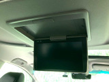 【後席モニター】家族や友人とお出かけする機会が多い方に大人気の後席モニターを装備!見やすい位置に画面がありテレビやDVDの視聴も快適!友達もお子様も、後席にしか乗らなくなるかも??