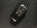 スマートキー機能を有しています!ドアロックの開閉やエンジン始動時にキーをポケットやカバンなどに携帯していればキーを挿さなくてもそのまま手ぶらで可能です!!