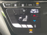 【オートエアコン】一度お好みの温度に設定すれば、車内の温度を検知し風量や温度を自動で調整。暑い&hellip;寒い&hellip;と何度もスイッチ操作をする必要はありません。快適な車内空間には必須の機能ですね♪
