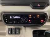 セレクトレバーの左上にオートエアコンがついてますので簡単操作で快適に過ごせます。シートヒータースイッチ内蔵で前席の左右別々に2段階で温度設定ができます。