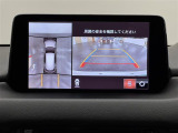 【360&deg; ビュー・モニター】自車周辺をぐるりと俯瞰できるカメラで危険察知。上空からの映像で自動車や障害物の位置が詳細に確認できるので、狭い駐車場でも安心して駐車できますね。