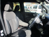 運転席周りのお写真です。 広い足元で長時間の運転も疲れにくくなっております。