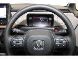 ハンドル左側にはオーディオ操作が出来るオーディオリモートコントロールスイッチ、右側にはHondaSENSINGとオートクルーズスイッチを装備!長距離運転や高速道路の運転では大活躍です!