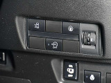 運転席の右側にはアイドリングストップ、ハンズフリーオートスライドドア等のスイッチがあります。