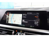 高精細なディスプレイを採用し、多彩な機能を直感的にコントロール可能。視認性に優れた地図表示で、初めての道も安心して走行できます。