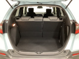 ラゲッジも広く使いやすいトランクは、開口部も広く荷物の積み下ろしもしやすいお車となっております。リアシートの背もたれは6:4の割合で分割して可倒できるので、長いお荷物などを載せることもできます。