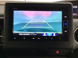 バックでの車庫入れも安心です! リアカメラが付いているバックモニター付のナビを装備しております。操作線もついており距離感も画面から確認できます。