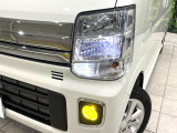【HIDヘッドライト】非常に明るく前方を照らしてくれるので、悪天候や夜間の走行時も視界良好で安心してお乗りいただけます。
