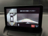 上空から俯瞰した映像で周囲の状況を確認出来る360&deg;ビューモニターです。大柄な車体ですが、これで狭い駐車場でも安心ですね。また、隠れたお子様やいつの間にか置かれたカートも確認出来ますね。
