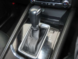 CX-5のシフトレバーです。MTモード付きの6ATで、しなやかな走りを支えます。また、足元にはフロアマットも装着済みです。