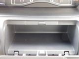運転席前の物入です。手の届くところにありますので簡単に取り出せます。