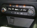 【オートエアコン】車内温度を感知して自動で温度調整をしてくれるのでいつでも快適な車内空間を創り上げます!どの席に座っても快適なドライブが楽しめます♪