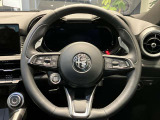 ステアリングヒーターを備えたハンドルの奥にはマニュアル走行が楽しめる大型アルミパドルシフト