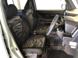 運転席の座面高さを調整できるシートリフターが付いています。