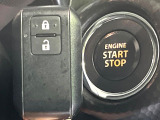 【キーレススタートシステム】カバンやポケットに入れたままでもドアの施錠・解錠が可能なスマートキーを装備。エンジンのオン・オフ時もカギを取り出す必要が無いからとっても便利です♪