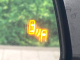 【ブラインドスポットモニター】走行中、ドアミラーの死角になりやすい箇所に後続車が接近するとサイドミラーのレンズに警告を表示!ドライバーに注意喚起をしてくれます。