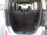 リアシート使用時にもこれだけ広い荷室スペースがございます。