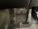 【ペダル】BMWはオルガン式アクセルペダルを採用しています。踏み込む足とペダルが同じ軌跡を描くため、かかとがずれにくく、アクセルコントロールがよりしやすくなるメリットがあります。