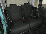 後席シートも広々としたスペースを確保しています。大人でもゆったりと座って頂けますので、大人数でのお出かけもラクラクです♪ドライブに行くのが楽しみですね♪