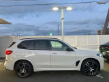 【BMWの伝統-3】BMWのお車は、&ldquo;駆け抜ける歓び&rdquo;を体現しております。走行の安定性とコーナリングの良さを追求し、思い通りにハンドルの操作可能です。