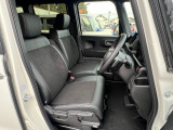足元もゆったりで長時間の運転も疲れにくいフロントシートです。