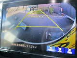 駐車時はバックカメラで後方確認ができます。
