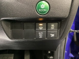 VSA装備車です。VSAはドライバーの操作と車の動きを見守っています。もし車の挙動が乱れたとき、4輪別々にブレーキをかけたり、エンジンパワーをしぼることによって車を安定させます。