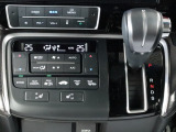 操作性の高いインパネシフトはストレート式を採用しています。エアコンは、運転席・助手席・後部座席が独立温度調整可能なトリプルゾーンフルオートエアコンを採用しております。