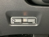 ハンドルの左下にETCがついています。高速道路の料金所の通過も楽々です。 カードの取り出しもしやすい場所についています。