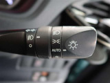 車外の明るさに応じて、自動的にライトの点灯・消灯をしてくれます