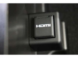 音声と映像が1本のケーブルで伝送できる便利なHDMIを装備しています。iPhoneやスマートフォンの画面と全く同じ画面がカーナビの画面に表示されるので、地図アプリや動画などのミラーリングが可能です。