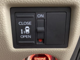 左側電動スライドドアは運転席からでも操作ができるように、ハンドル付近に開閉の操作スイッチが付いています。