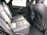 後部座席のシートにシミが少しあります。