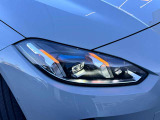 LEDヘッドライト。先進のLEDテクノロジーを採用。照射される白色光の周波特性は太陽に近く、バイキセノンヘッドライトを上回るコントラストでさらに明るく輝きます。悪天候の日でも優れた視認性を発揮します。