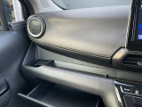 グローブボックスです!上下にスペースがあり、車検証や小物を収納可能です