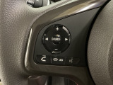 ステアリングスイッチがついていますので、オーディオのチャンネル変更、ボリューム、ジャンル変更が操作可能です。ハンドルから手を離さず安全に操作できます。