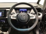 運転にかかわる様々な操作を安全に行えるように視点移動が少なく操作性に配慮されたスイッチ類が凝縮されたコクピットです。