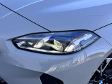 LEDヘッドライト。先進のLEDテクノロジーを採用。照射される白色光の周波特性は太陽に近く、バイキセノンヘッドライトを上回るコントラストでさらに明るく輝きます。悪天候の日でも優れた視認性を発揮します。