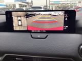 バックカメラ装備です。狭い場所での車庫入れや切り替えしの時など目で見て確認できるので便利ですね。